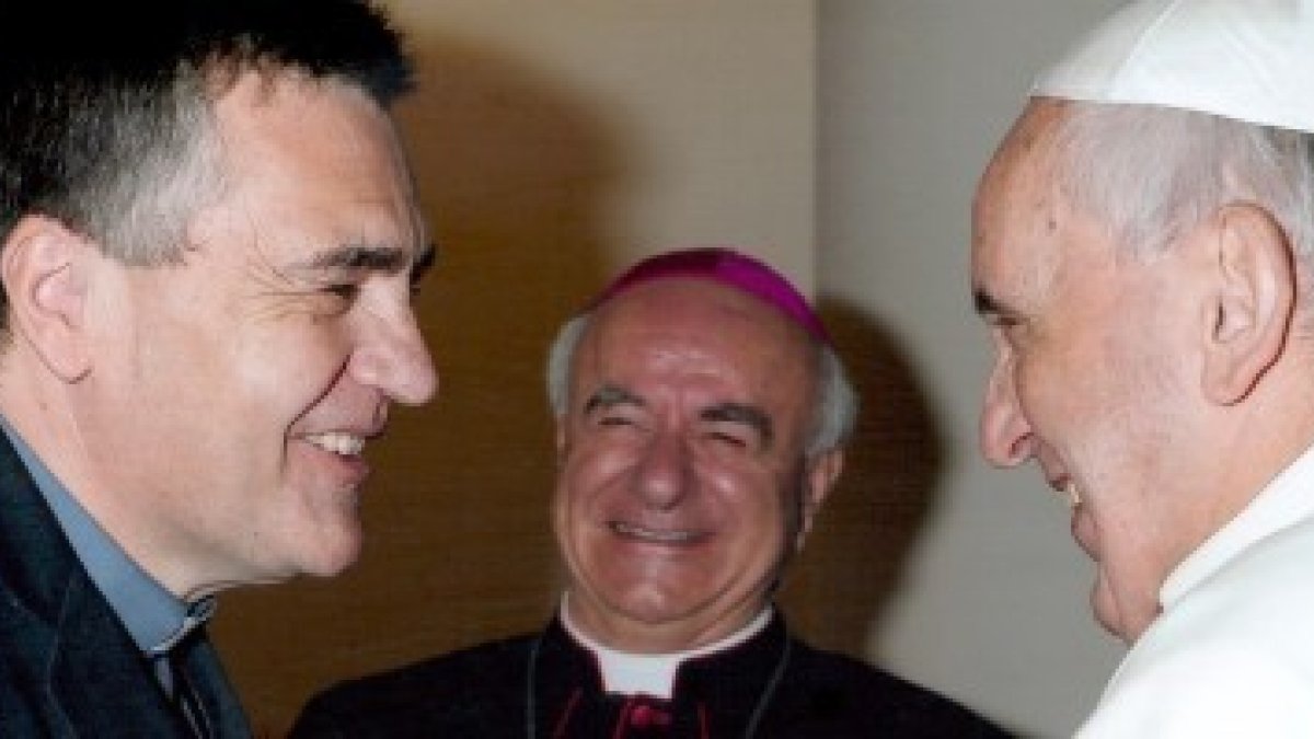 El padre Santiago Martín saludando al Papa Francisco