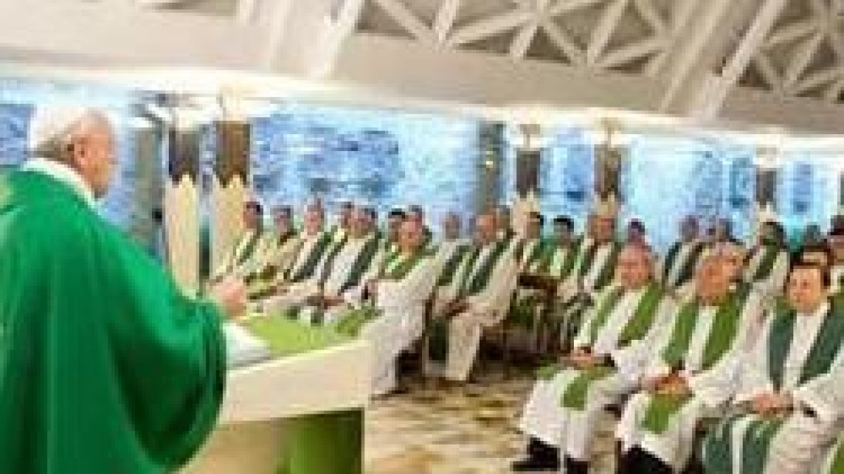 Francisco relaciona la prohibición y ocultación de la fe con la Abominación de la Desolación