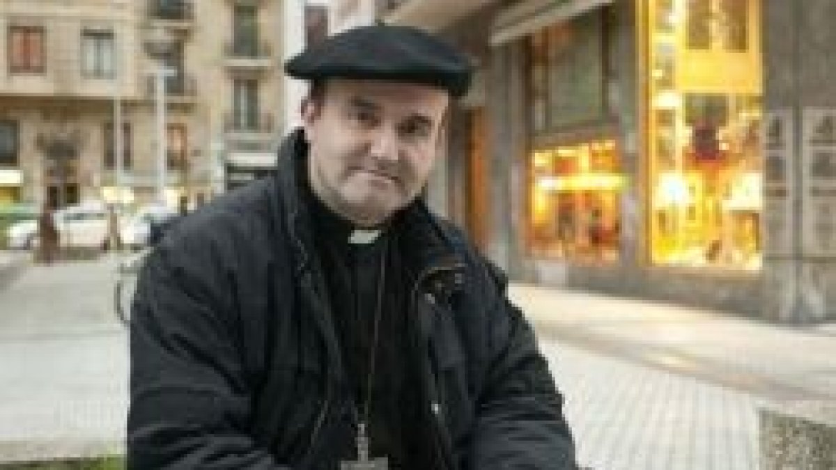 El obispo Munilla ejerce de obispo vasco en esta foto de posado - es muy popular en Facebook