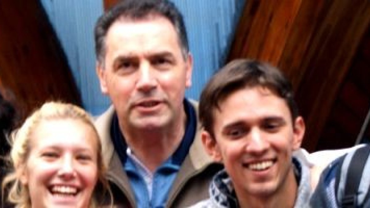 Ángel Fernández -en el centro, rodeado de jóvenes- es el nuevo rector mayor de los salesianos