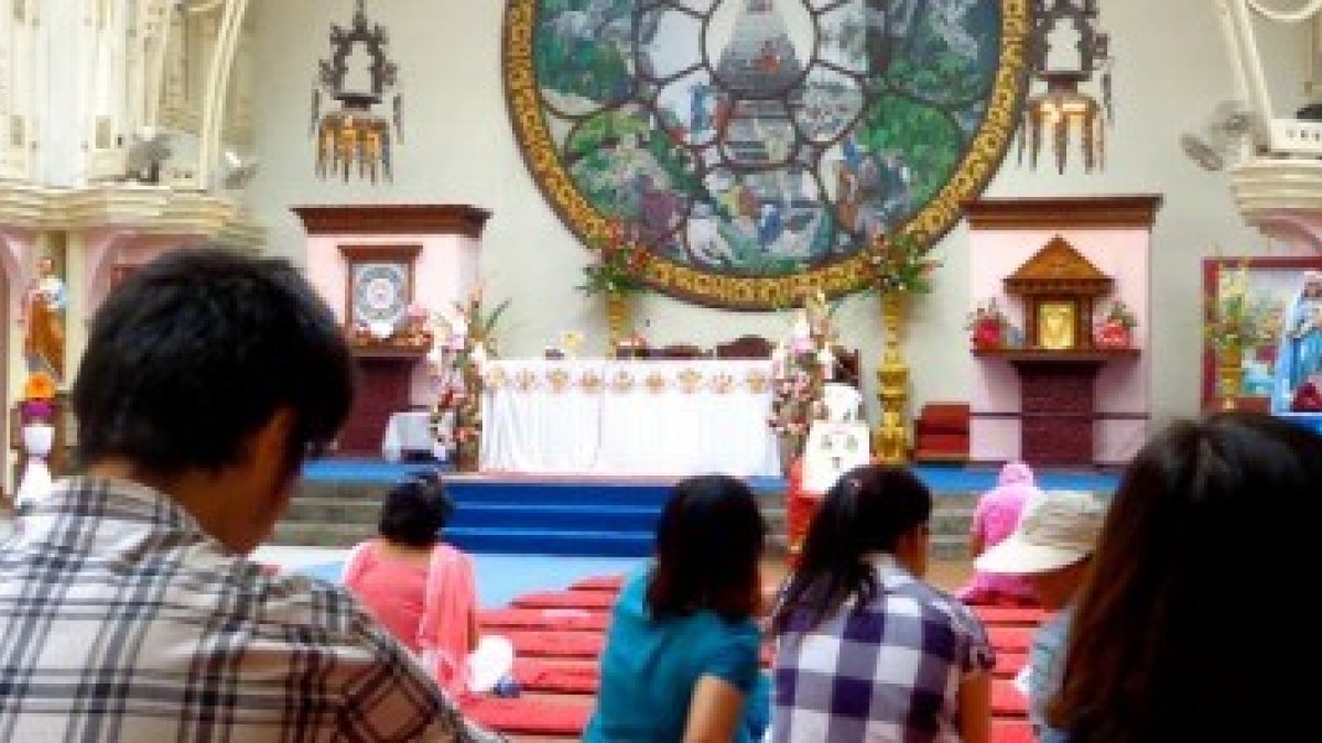 Catedral de la Asunción en Katmandú - hay que quitarse los zapatos y sentarse en los cojines