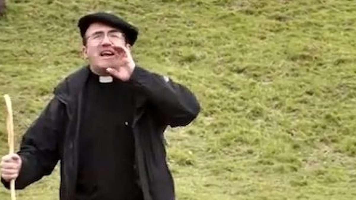 Cacha en ristre, y a voces en busca de ovejas: Esteban Munilla difunde con humor a una de las peticiones más insistentes del Papa Francisco.