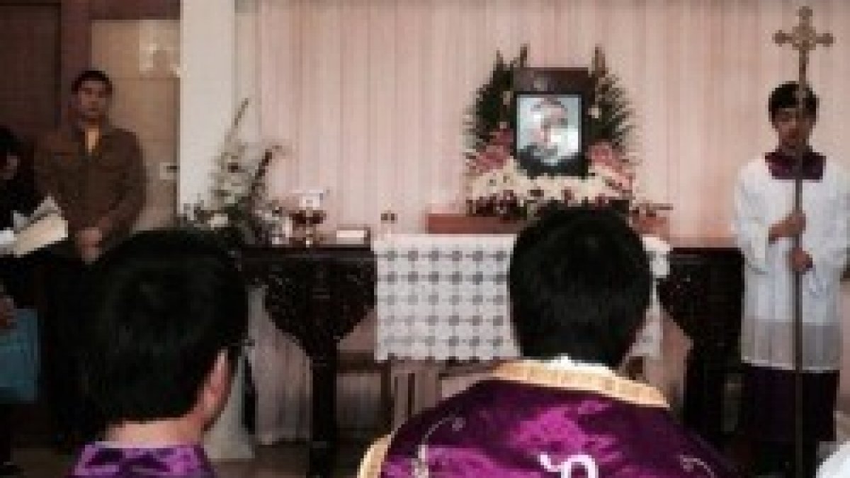 Uno tras otros, los grupos de católicos, clandestinos y oficiales, se suceden en el tanatorio para hacer sus misas