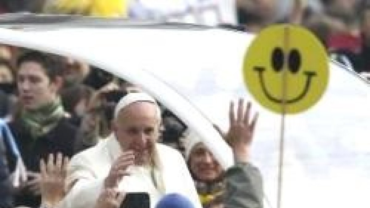 El Papa acude con su abrigo blanco a las audiencias de los miércoles en la calle