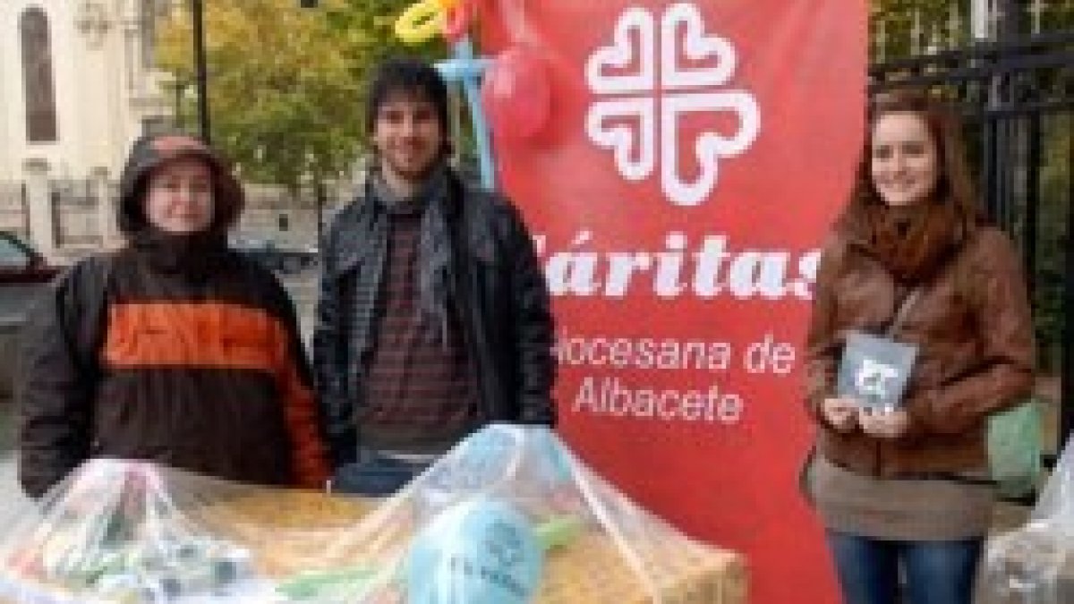 Unos voluntarios de Cáritas Diocesana en las calles de Albacete