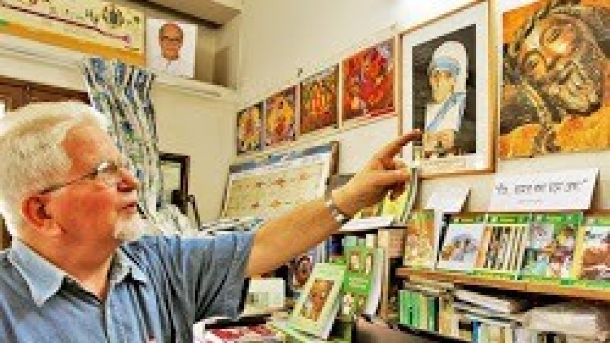 El padre Garello con los libros que ha traducido o escrito en bengalí