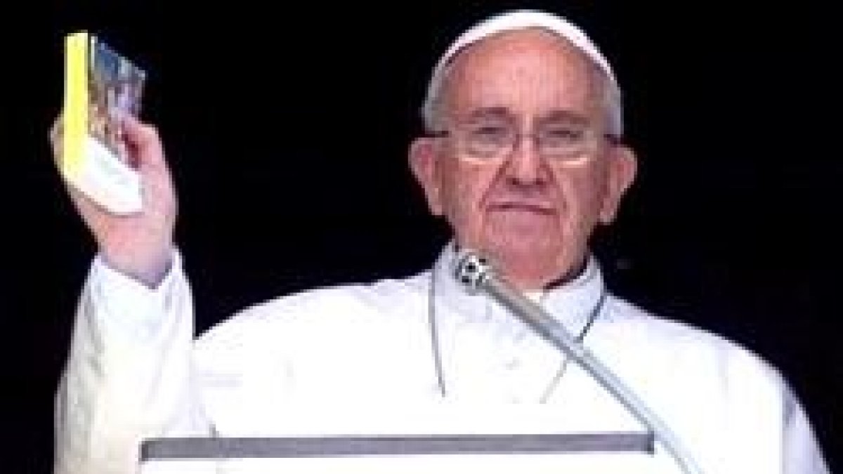 Francisco con el evangelio de bolsillo que regaló el miércoles de antes de Semana Santa