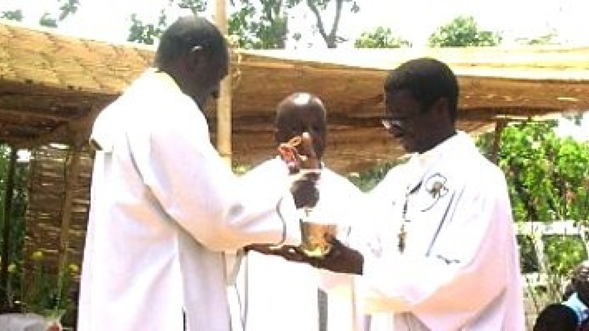 Recepción del padre Adrián -a la derecha- en su misión en Zambia, en la diócesis de Chipata