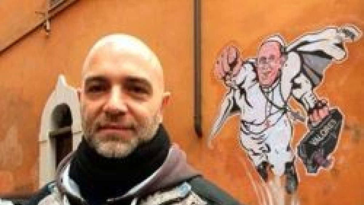 El artista Pallotta, en una foto de Aciprensa, con su creación superheroica