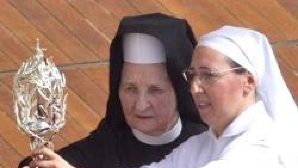 La hermanas Tobiana y Marie Simon Pierre, en la beatificación de Juan Pablo II, mostraron esta reliquia con sangre del Papa