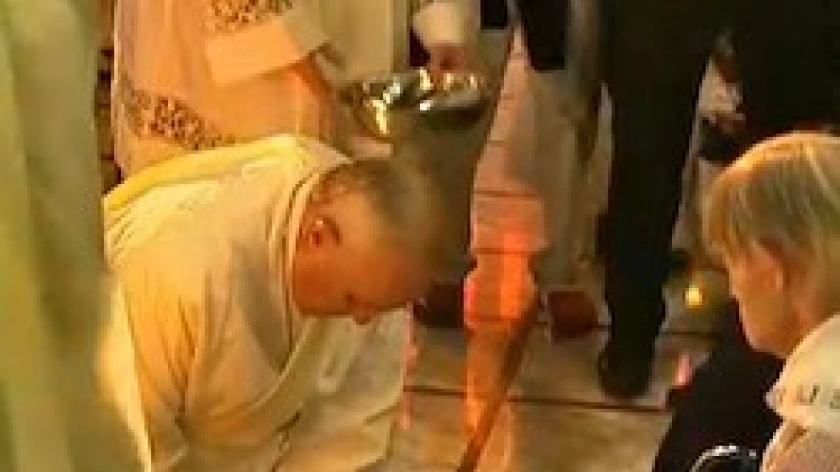 Francisco necesitó ayuda para arrodillarse y levantarse doce veces durante el lavatorio de pies del Jueves Santo.