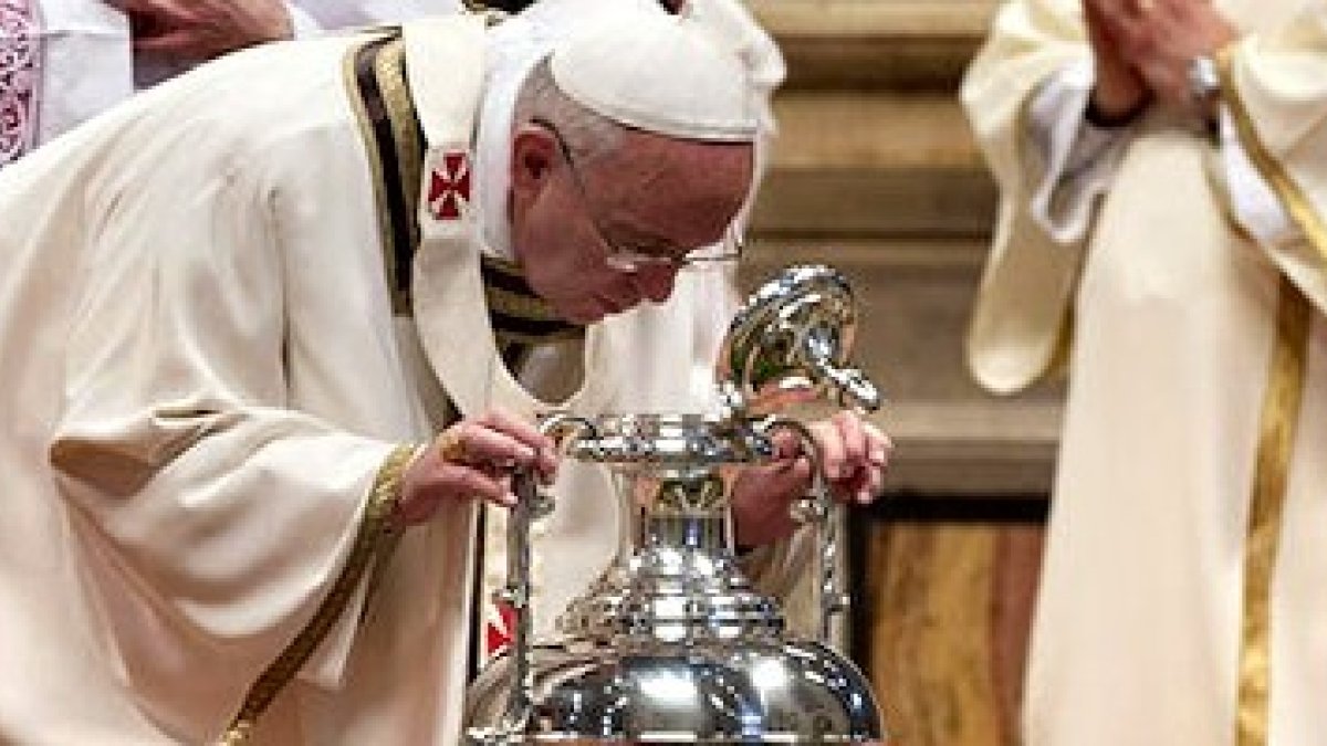 La bendición de los óleos, uno de los ritos fundamentales del Jueves Santo.