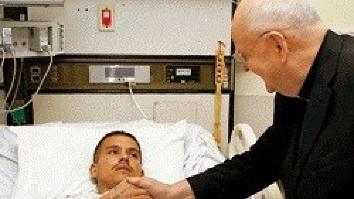 Un sacerdote atiende a un enfermo