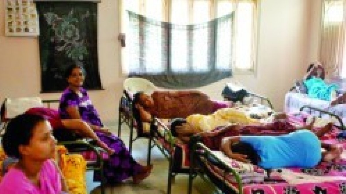 Chicas que esperan... el negocio juega con la pobreza de las mujeres