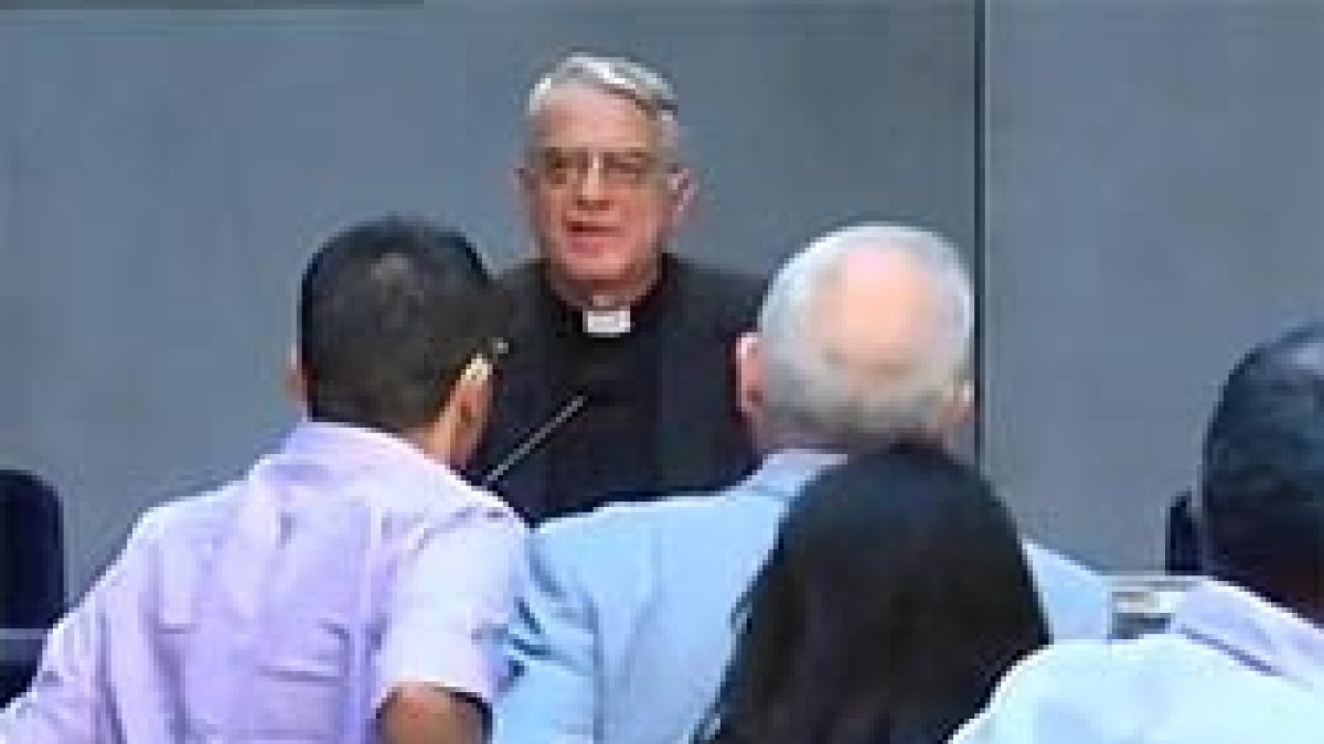 El padre Lombardi, durante la rueda de prensa de este miércoles.