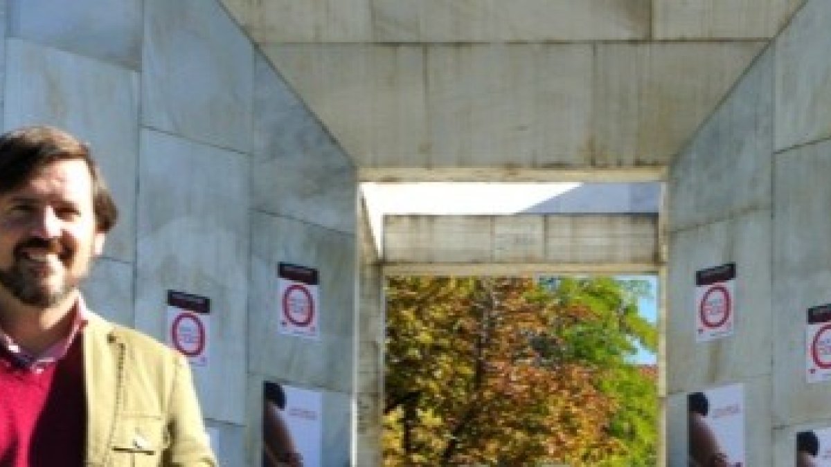 Ignacio Arsuaga con pegatinas de Aborto Cero en el monumento a la Constitución en Madrid