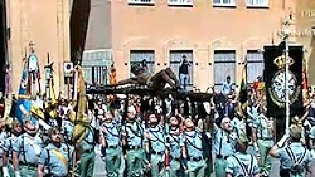 El momento cumbre: rendición de honores con el Cristo de Mena en alto, a pulso.