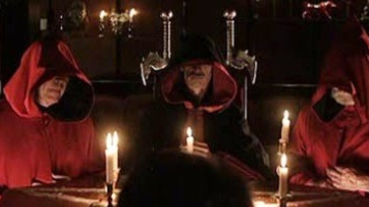 Las misas negras de verdad intentan usar una mujer desnuda como altar, parodiar las funciones del sacerdote y el diácono y usar sangre y sacrificios, al menos, de animales