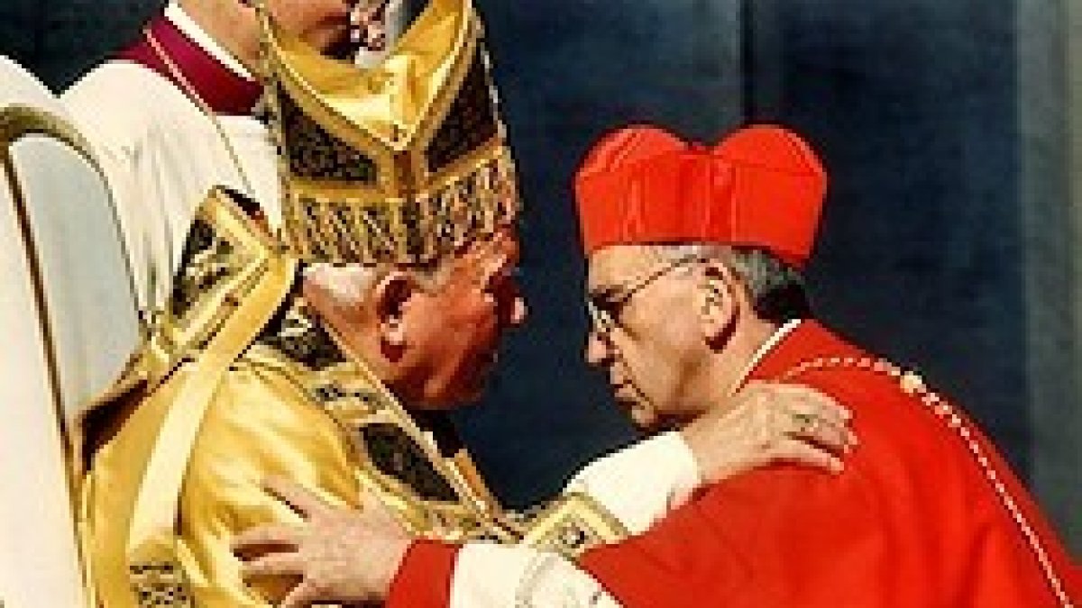 El 21 de febrero de 2001 el arzobispo de Buenos Aires, Jorge Mario Bergoglio, recibió la púrpura cardenalicia de manos de Juan Pablo II.