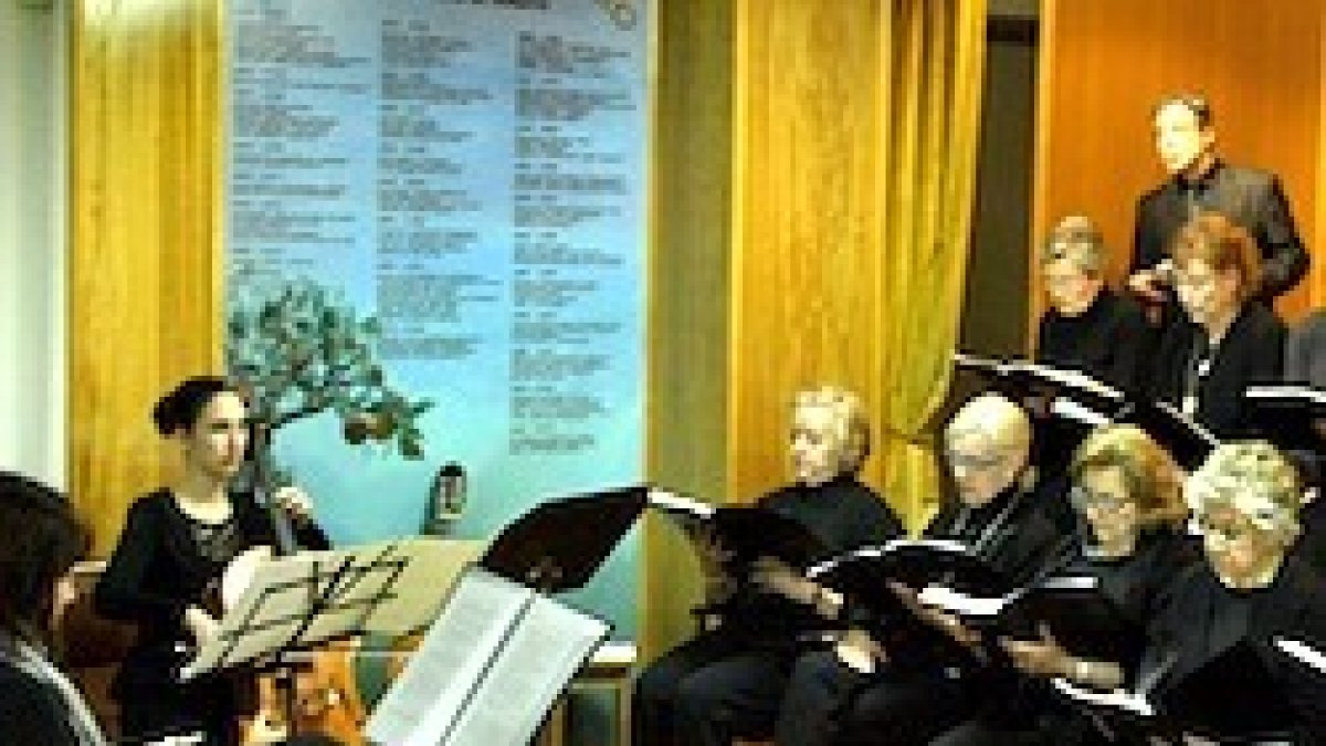 El Coro Ecos, durante una de las interpretaciones del auto sacramental.