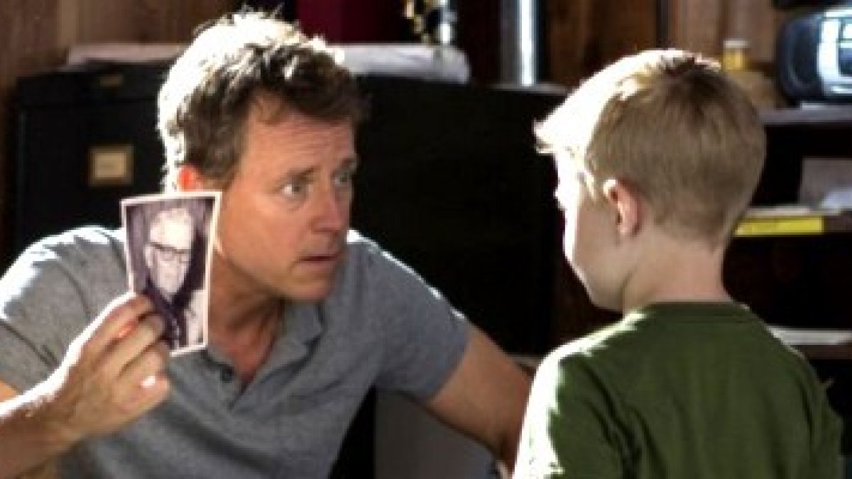 Buena parte de la película tiene la estructura de una investigación que va desvelando pistas... también sobre nuestros seres queridos fallecidos