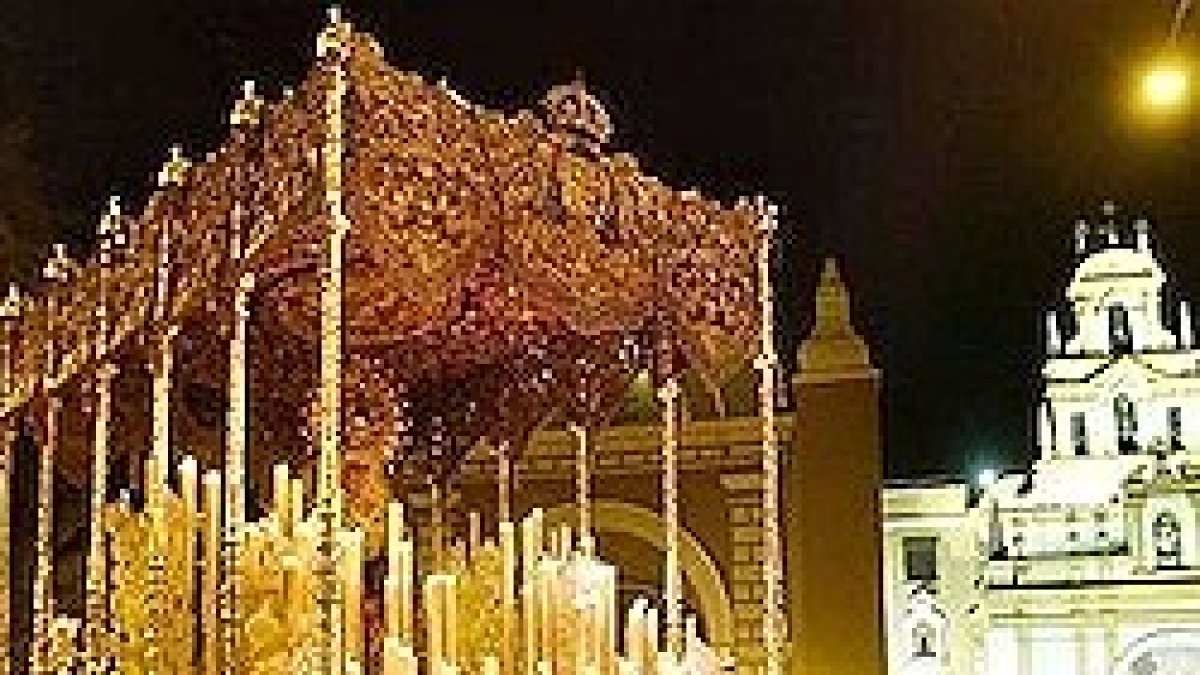 Masiva devoción a la Esperanza Macarena en su noche grande.