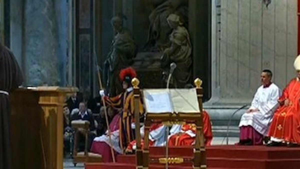 El padre Cantalamessa contrapuso a Pedro y a Judas: ambos traidores, pero uno confió en la misericordia de Jesús, el otro no.