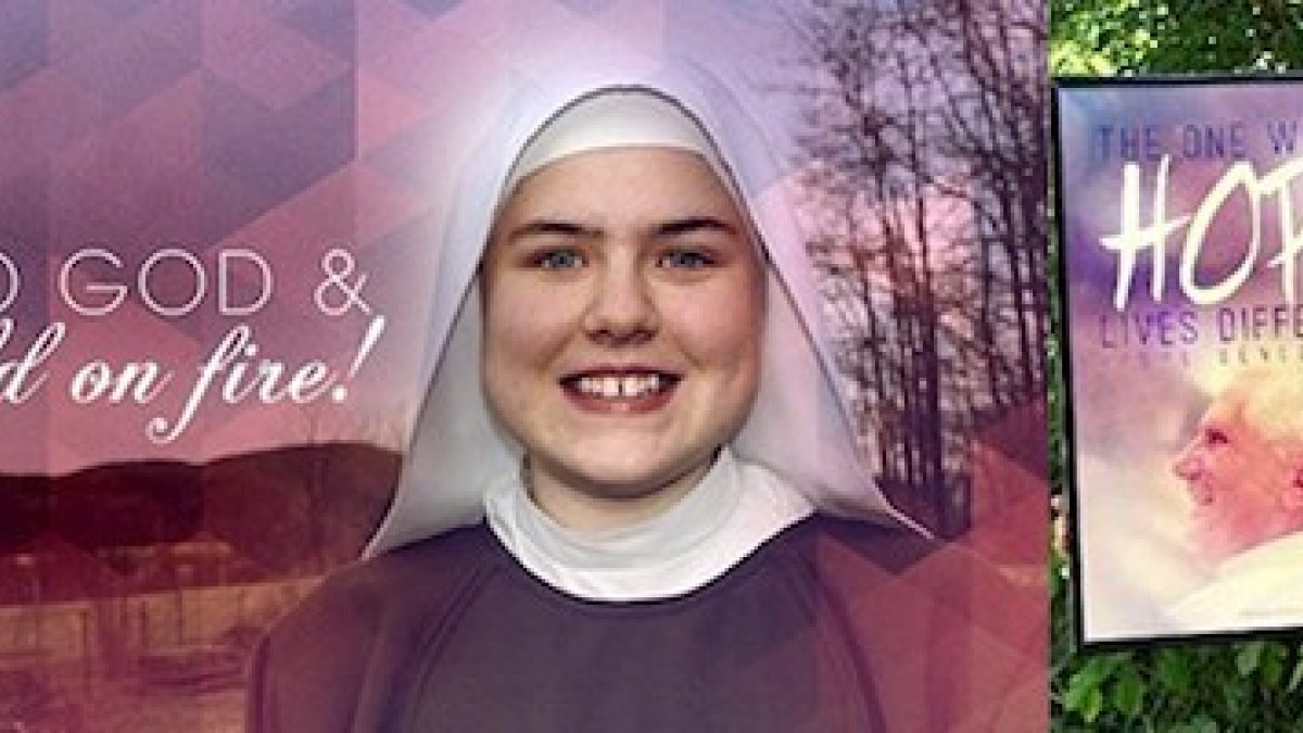 Dile sí a Dios e incendia el mundo, reza uno de los carteles vocacionales de Cassie. Es lo que intenta ella también con sus imágenes.