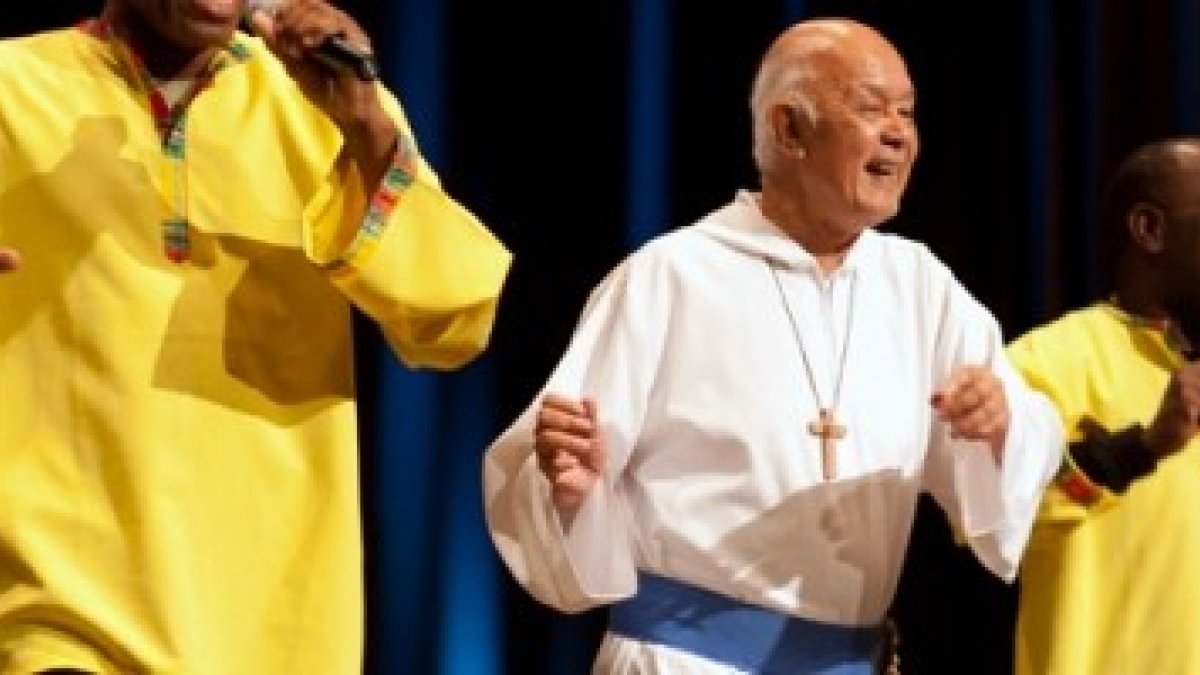 El padre Richard Ho Lung en una de sus representaciones musicales... dan esperanza, dice, y fondos para los pobres