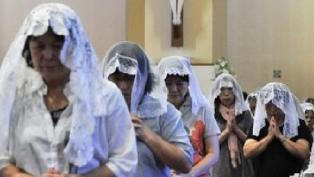 Católicos japoneses en una iglesia