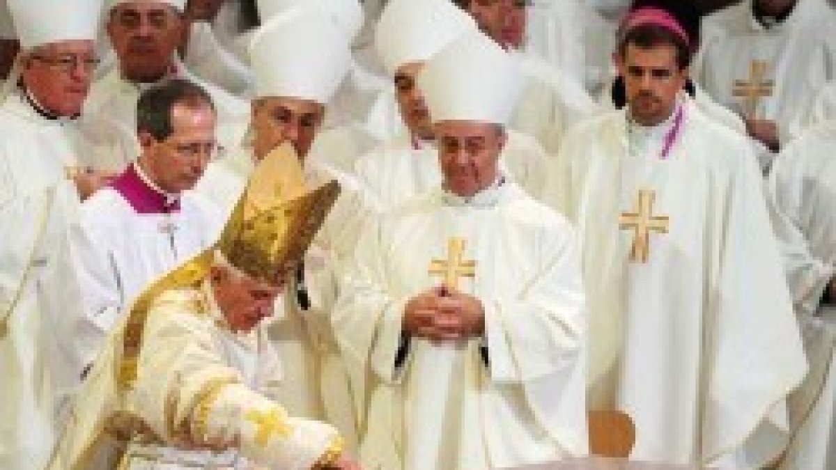 Millones de personas vieron a Benedicto XVI dedicar la Basílica... ¿qué papeles pide El País ahora?