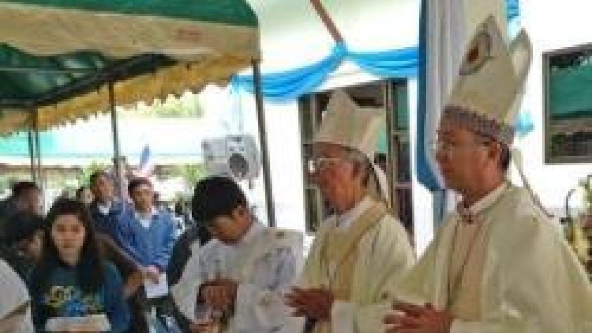 El obispo de Chiang Mai en la acogida a los benedictinos vietnamitas que se instalan en Tailandia