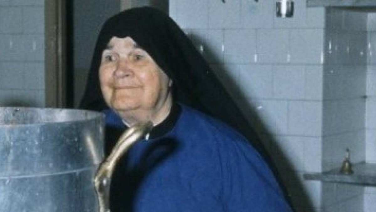 Madre Esperanza, ya anciana, entre ollas y fogones