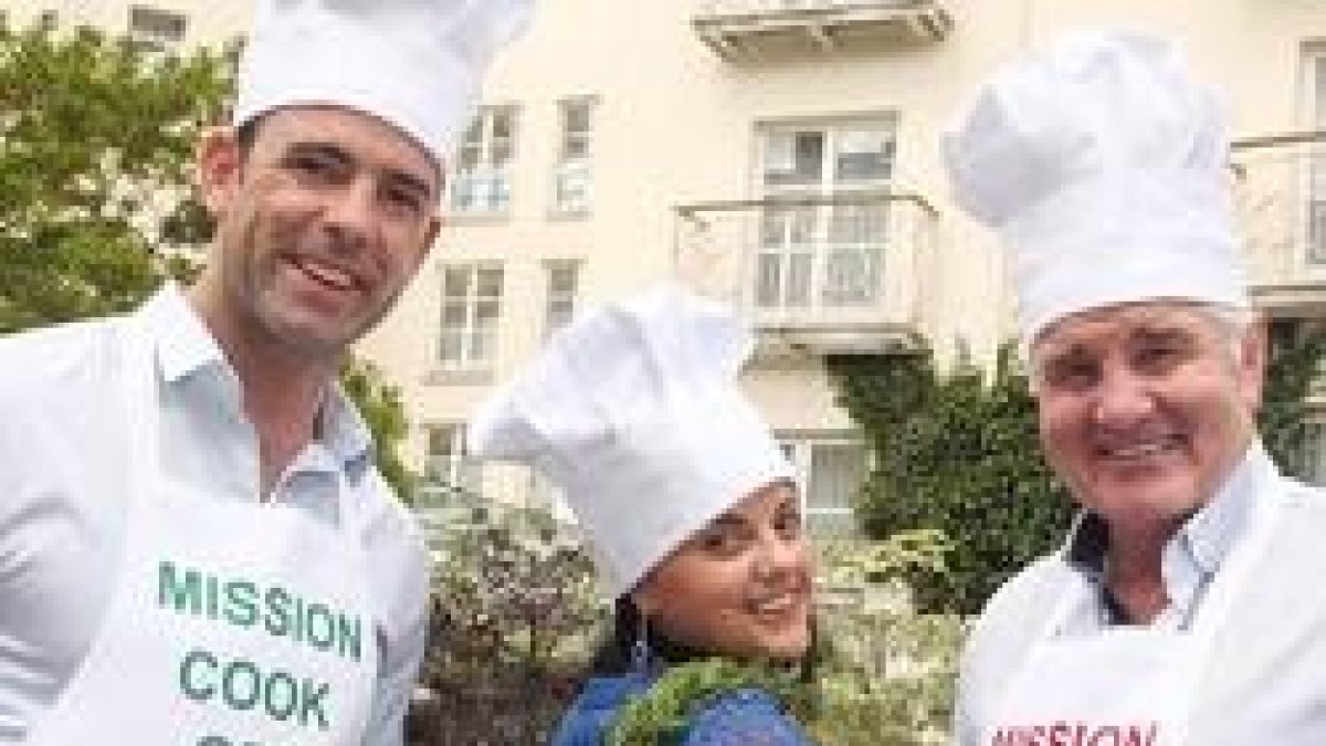 La soprano Celine Byrne con Earley y Pope en la campaña cocinera de las misiones irlandesas