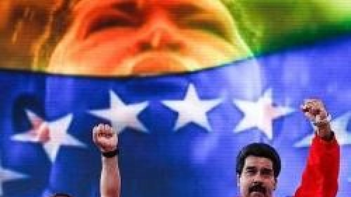Maduro, en chándal con los colores venezolanos, fomenta el culto y casi deificación de su predecesor
