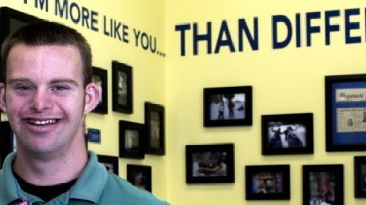 Tim disfruta dando abrazos, sonriendo y animando a clientes y trabajadores de su restaurante