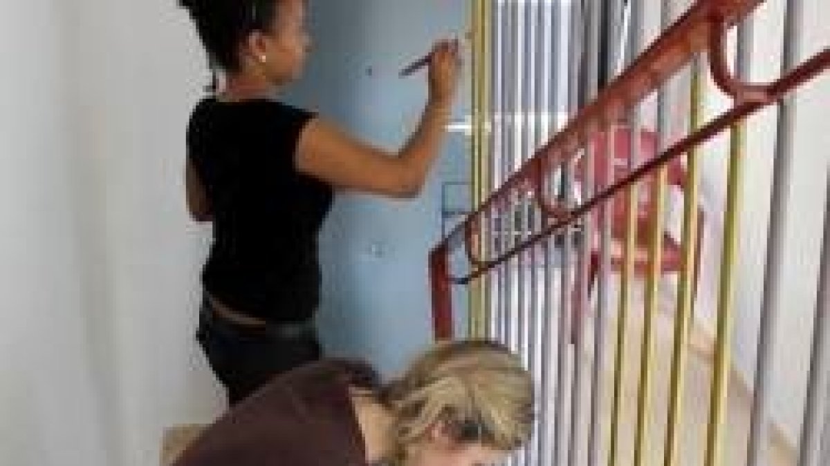 Dos voluntarias de Tengo Hogar apoyan con la remodelación de interiores necesaria en un hogar