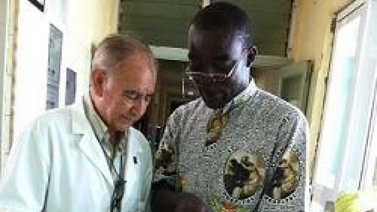 El padre Miguel Pajares y el sanitario George Convey en su hospital de Liberia... antes del estallido del ébola