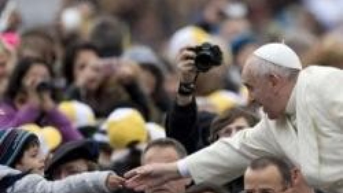El frío no puede separar a los peregrinos del Papa Francisco