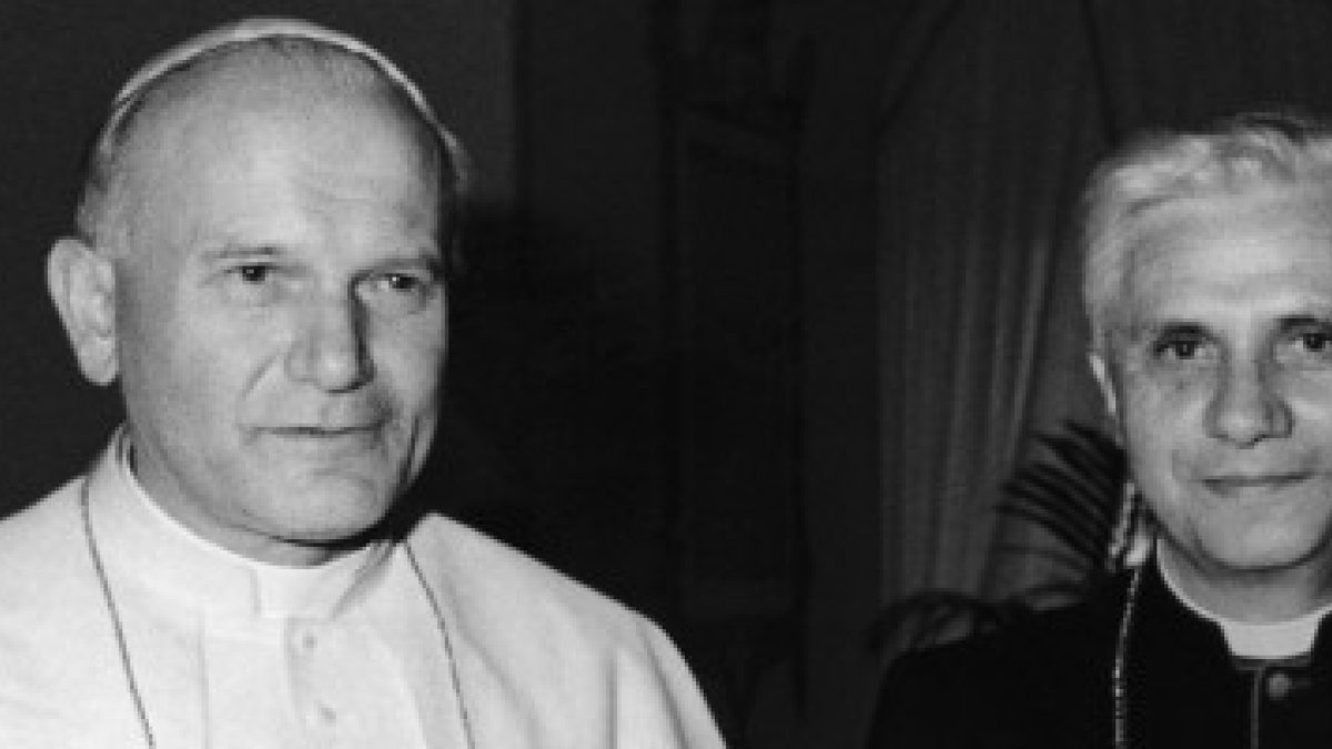 Juan Pablo II, en los inicios de su pontificado, con el cardenal Ratzinger