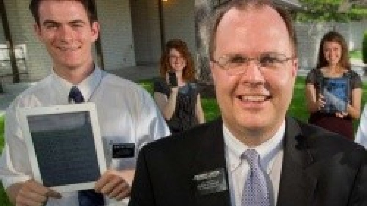 Los misioneros mormones ahora tienen su versión retocada de la Biblia -o sus versículos preferidos de otras versiones- ya seleccionados en la tablet