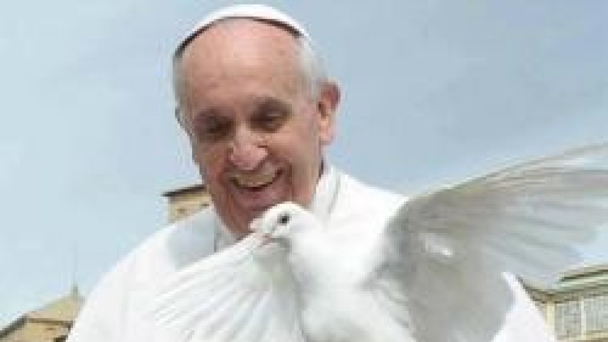 Francisco con una paloma, símbolo de la paz que quiere impulsar
