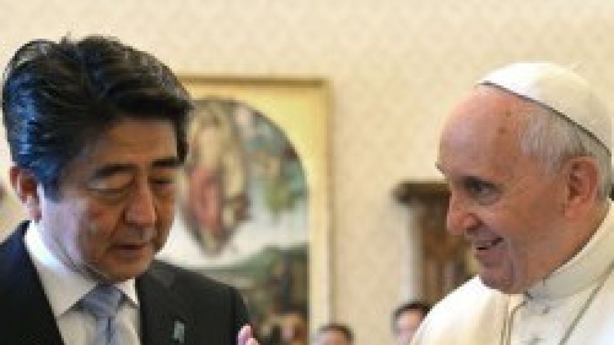 El Papa Francisco con el primer ministro japonés Shinzo Abe - la Santa Sede y Japón mantienen buenas relaciones diplomáticas