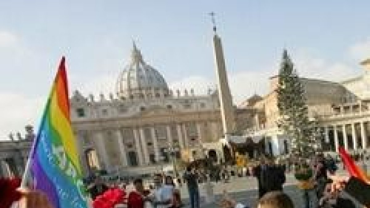 Media docena de activistas con 200.000 dólares pueden hacer mucho ruido y engañar a muchos periodistas en el Sínodo de la Familia en Roma