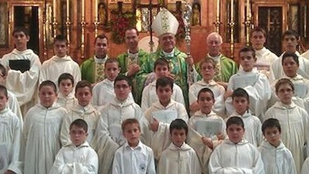 Don Demetrio con la escolanía del Valle de los Caídos en la catedral de Córdoba, en junio de 2013.