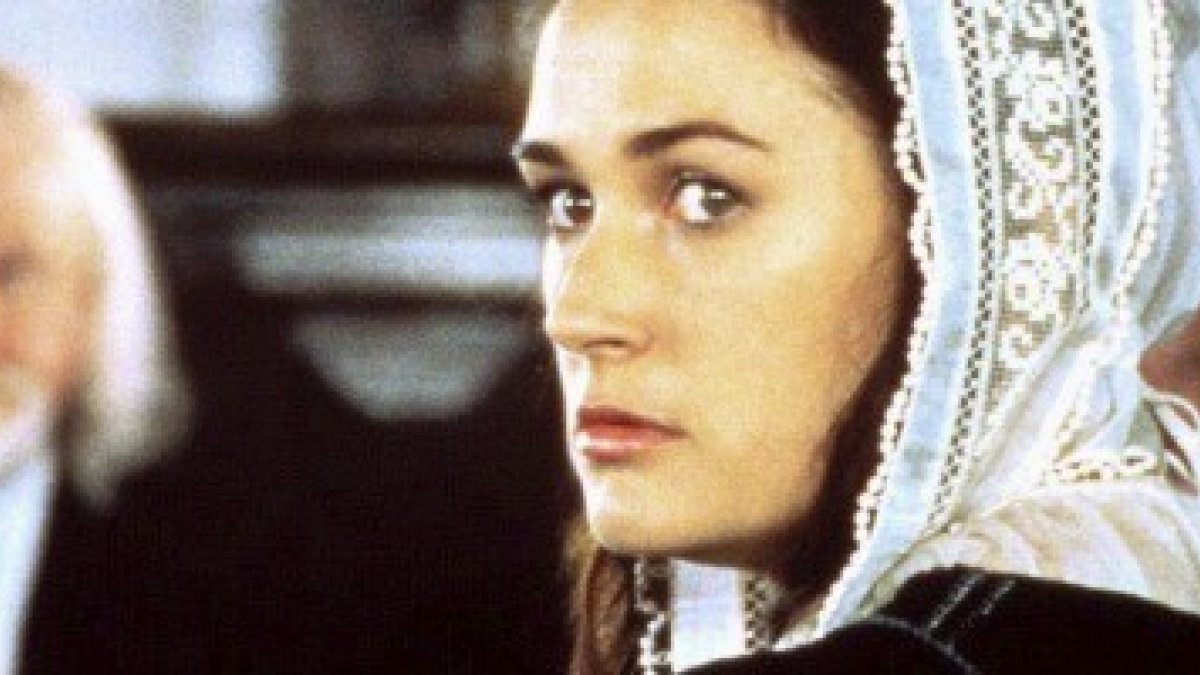 Demi Moore, con 32 años, protagoniza la película de 1995 de La Letra Escarlata; la novela es de 1850, y está ambientada entre los puritanos del s.XVII