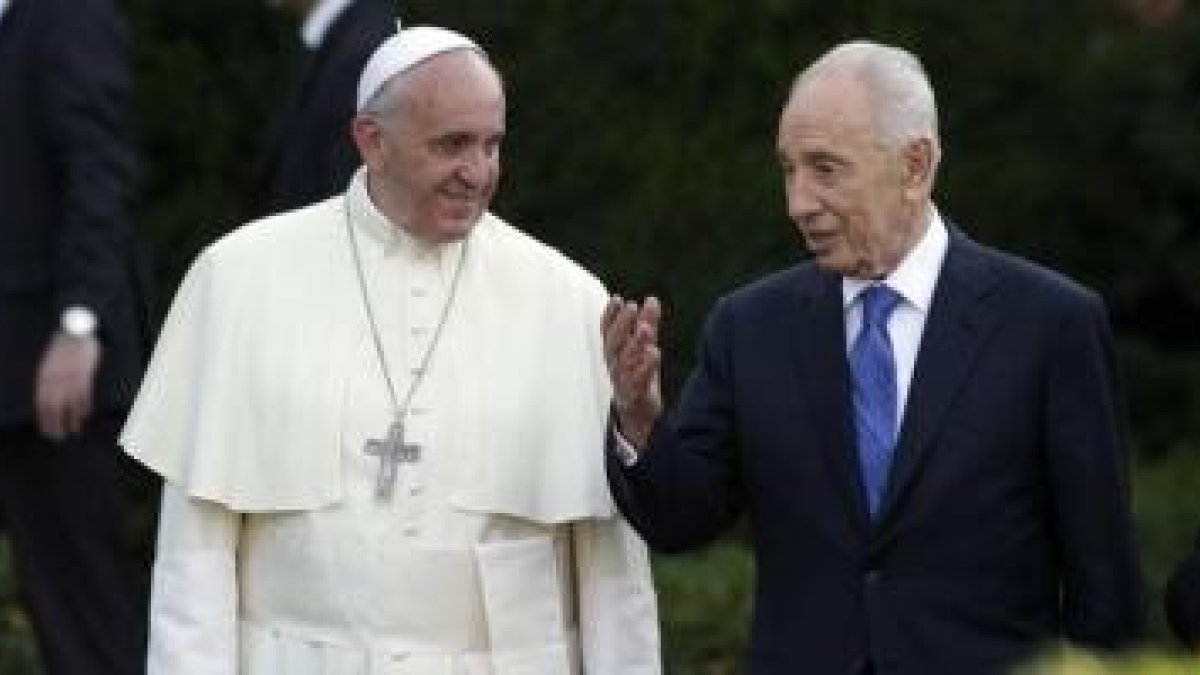 Abbas, el Papa, Peres y el Patriarca Bartolomé de Constantinopla, en una oración que llega donde la política fracasa