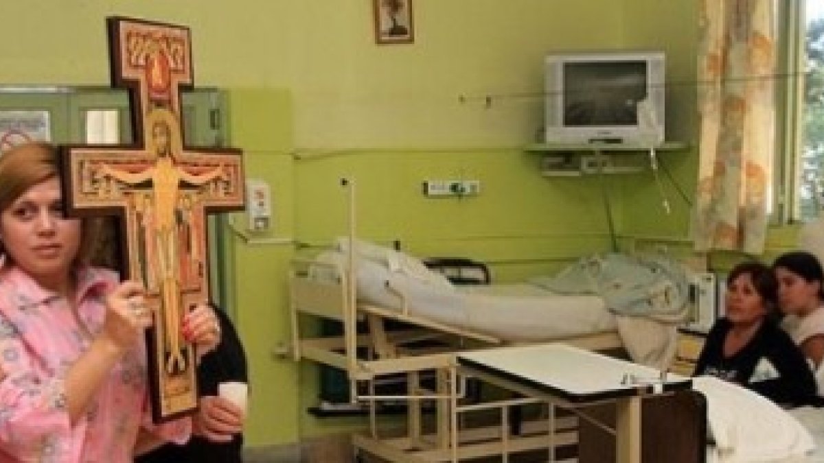 Cruz itinerante que el Papa Francisco bendijo y entregó a los jóvenes de Argentina, en un hospital de este país
