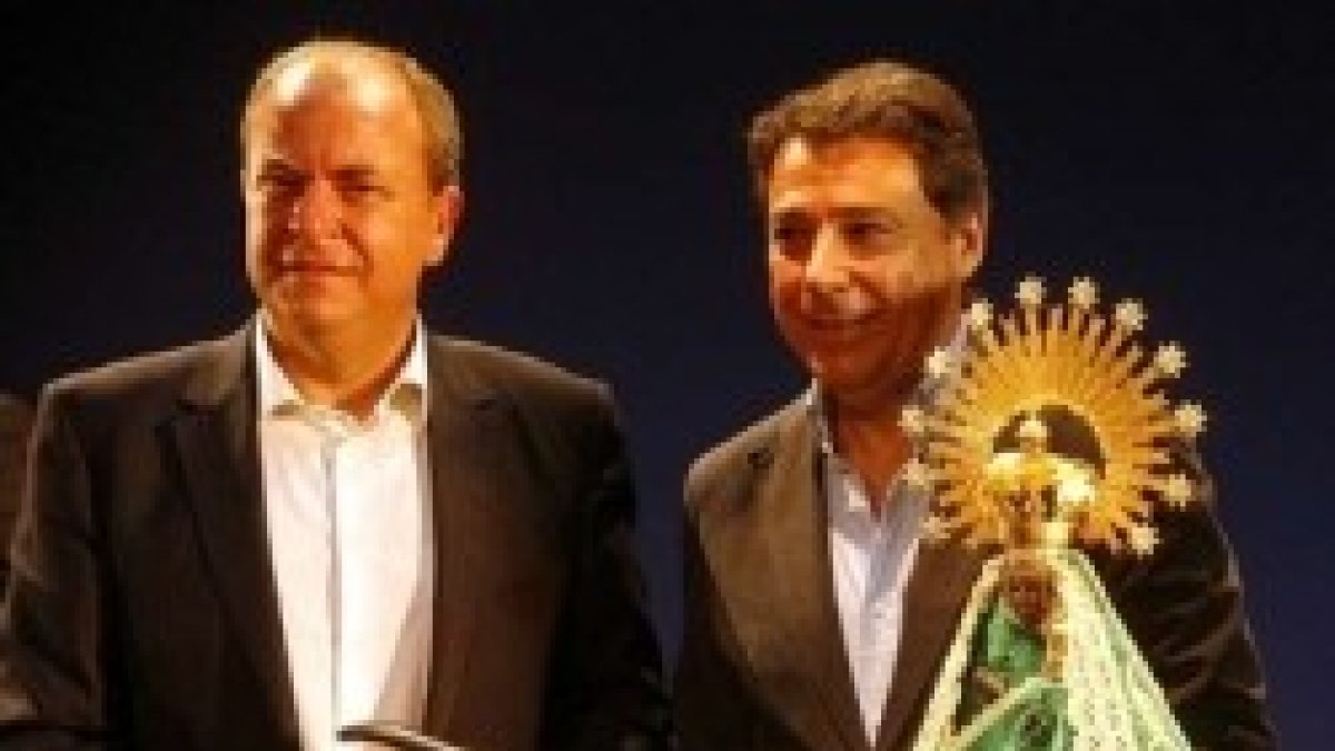 Monago, presidente de Extremadura, a la izquierda, con Ignacio González, presidente de la comunidad de Madrid, y la Virgen de Guadalupe extremeña