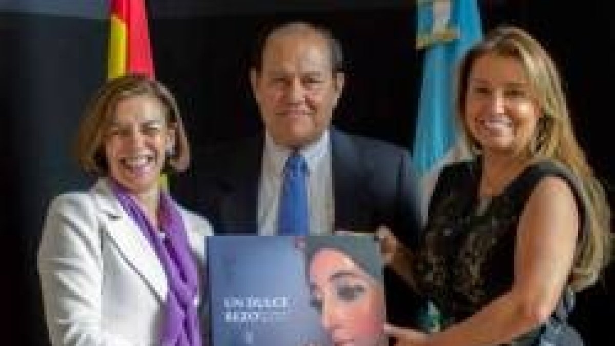 La embajadora de Guatemala, el historiador y la fotógrafa con el libro, de buen tamaño